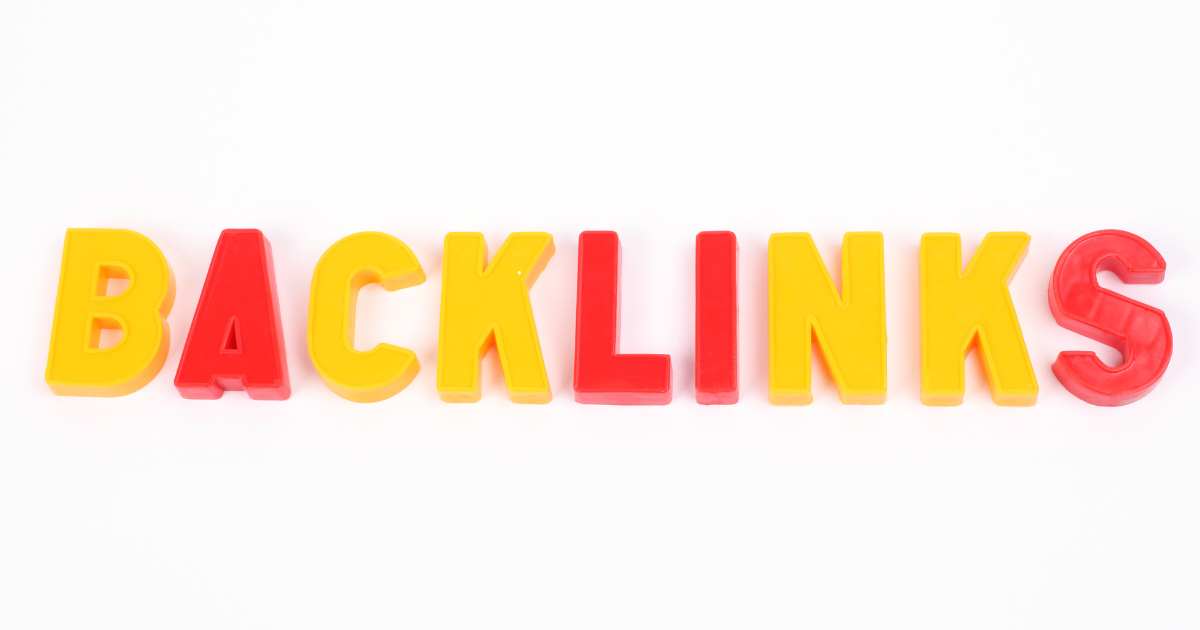 Qual plataforma é uma ferramenta poderosa para SEO conhecida por sua capacidade de análise de backlinks?